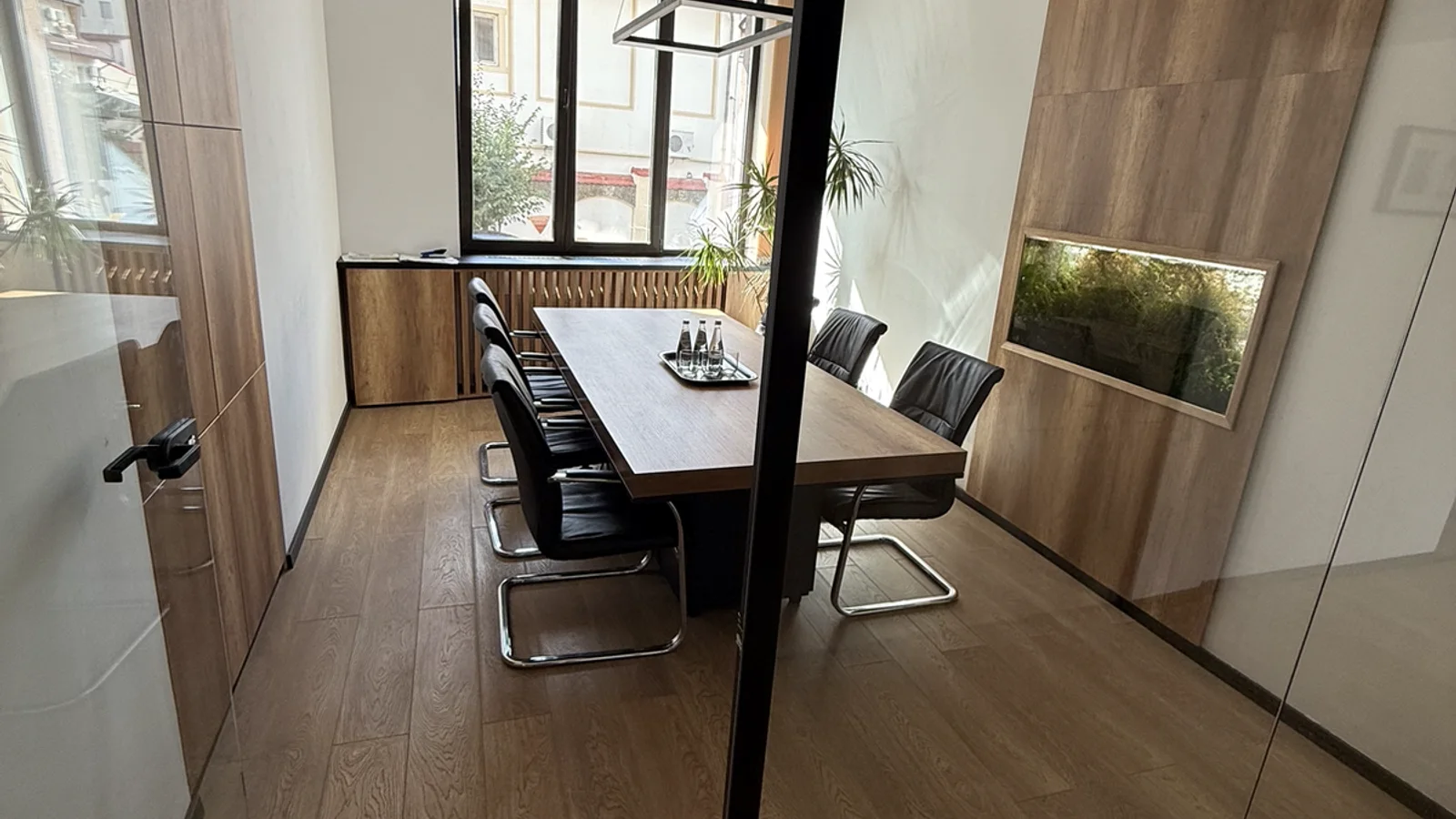 The Murar și Asociații meeting room, a space for negotiations, litigation and arbitration