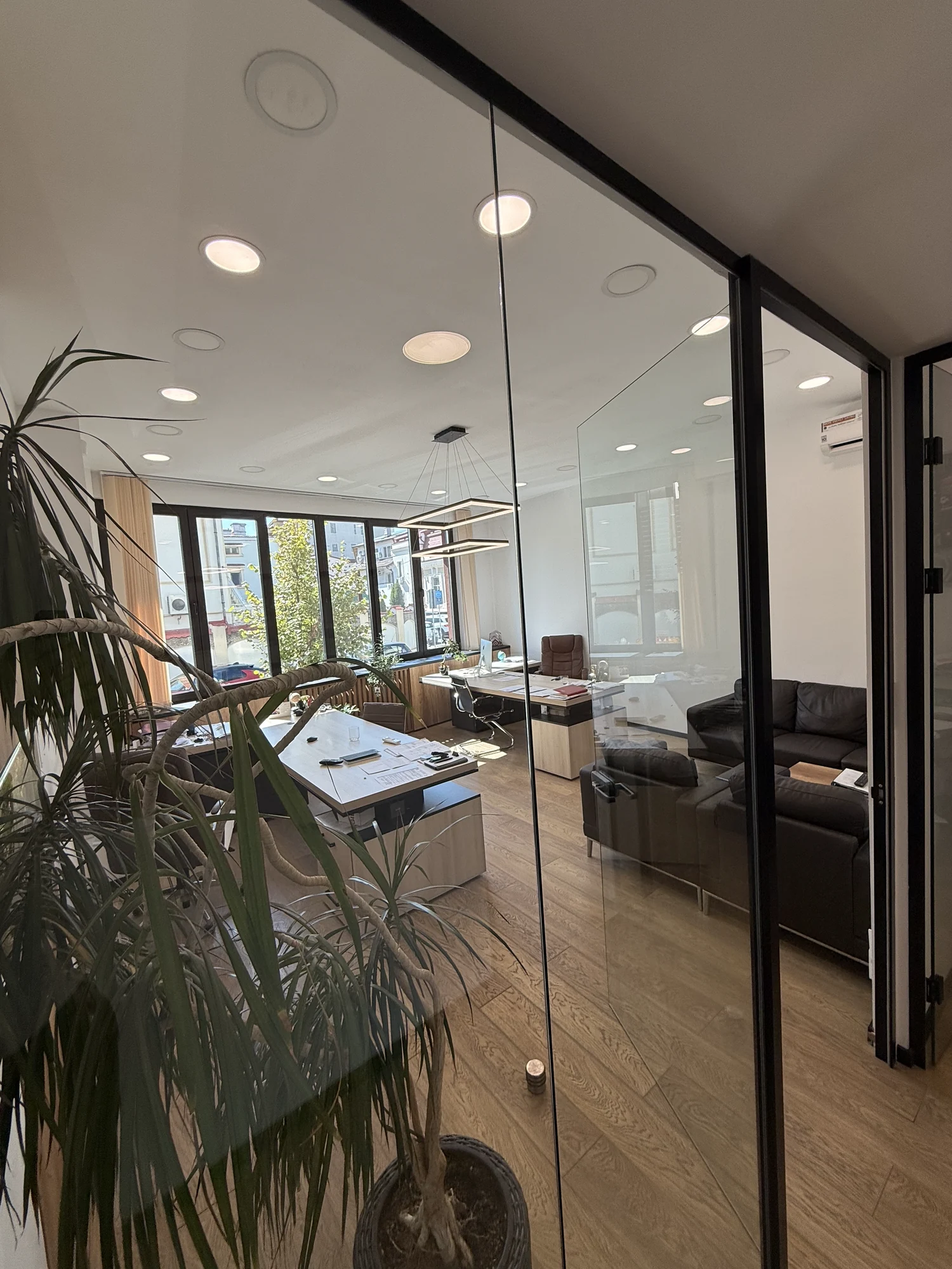 A Murar și Asociații partner’s office, viewed through the glass partition