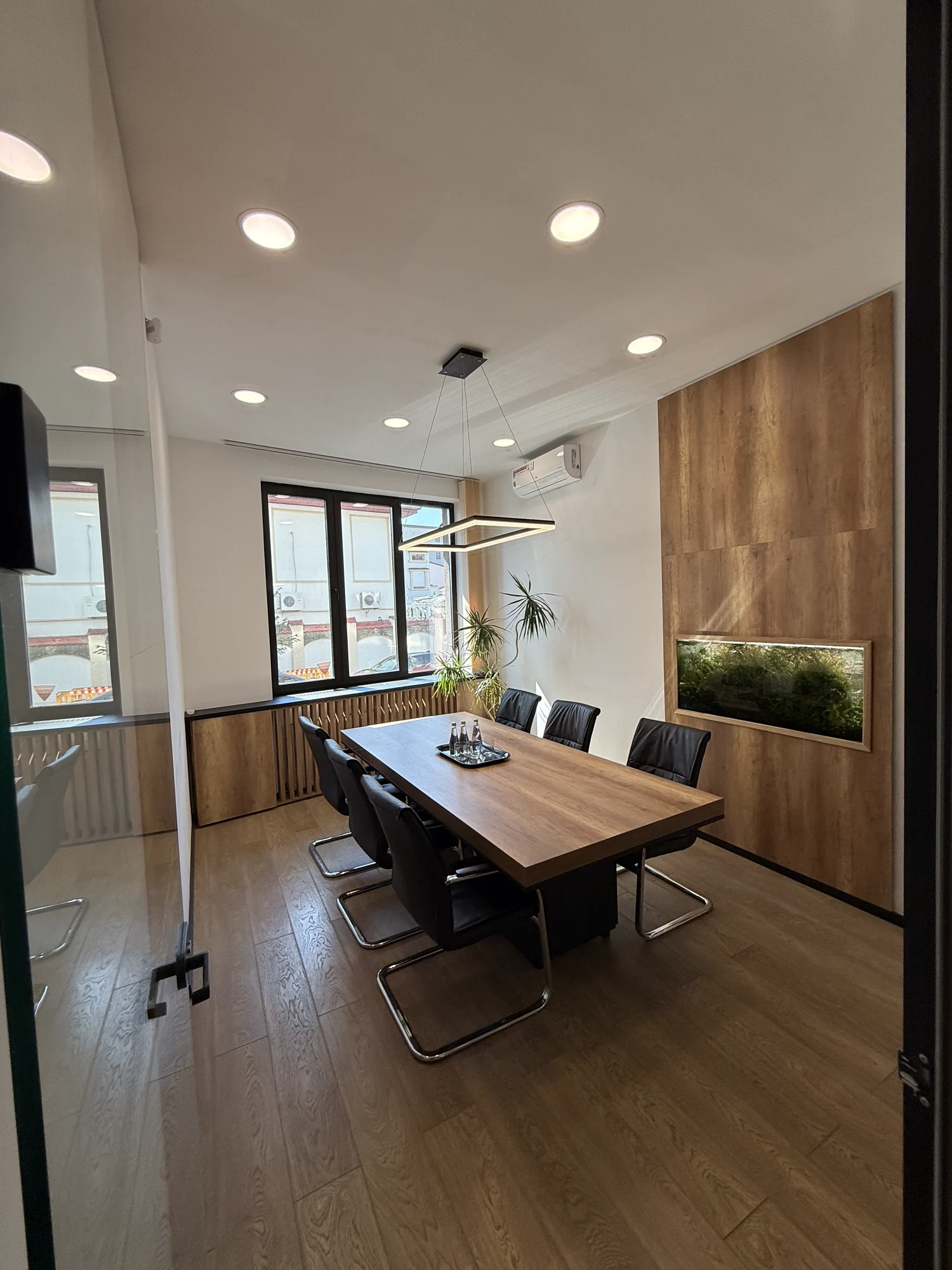 The Murar și Asociații meeting room, ready for meetings and negotiations